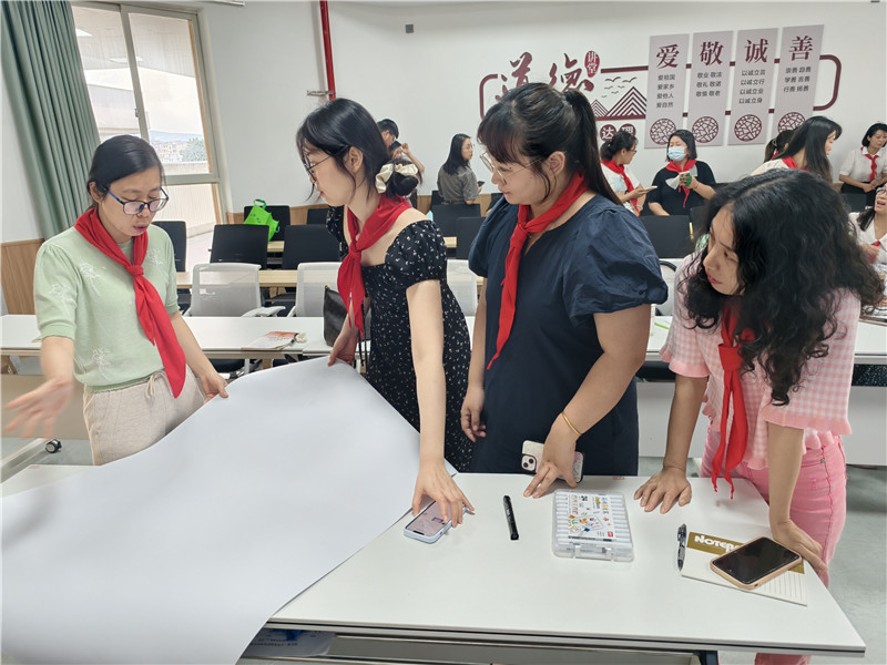參訓(xùn)輔導(dǎo)員交流研討.jpg