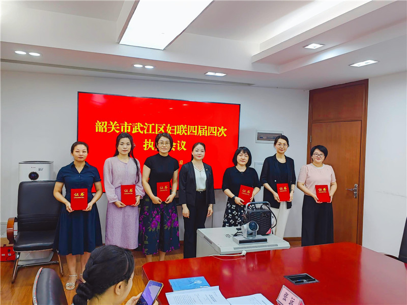 何麗芳副區長為新當選的常務委員、執委頒發證書.jpg