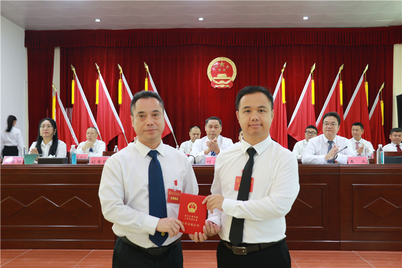 鎮人大主席為新當選的鎮長頒發證書.jpg