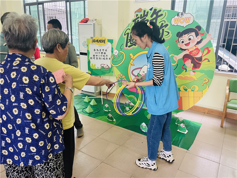 老人們參加“端午圈粽你”游戲現場.jpg