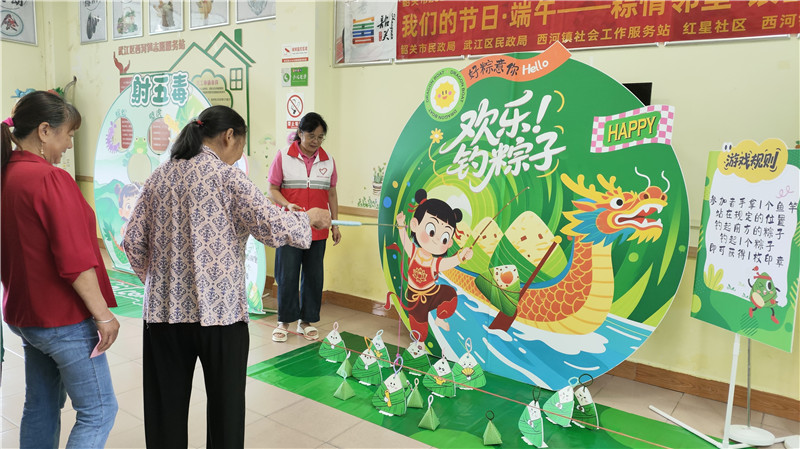 老人們參加“歡樂釣粽子”游戲現場.jpg