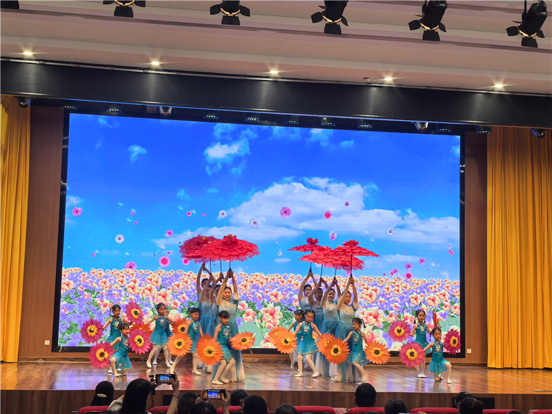 武江區新華幼兒園幼兒開場舞《在陽光下》.jpg