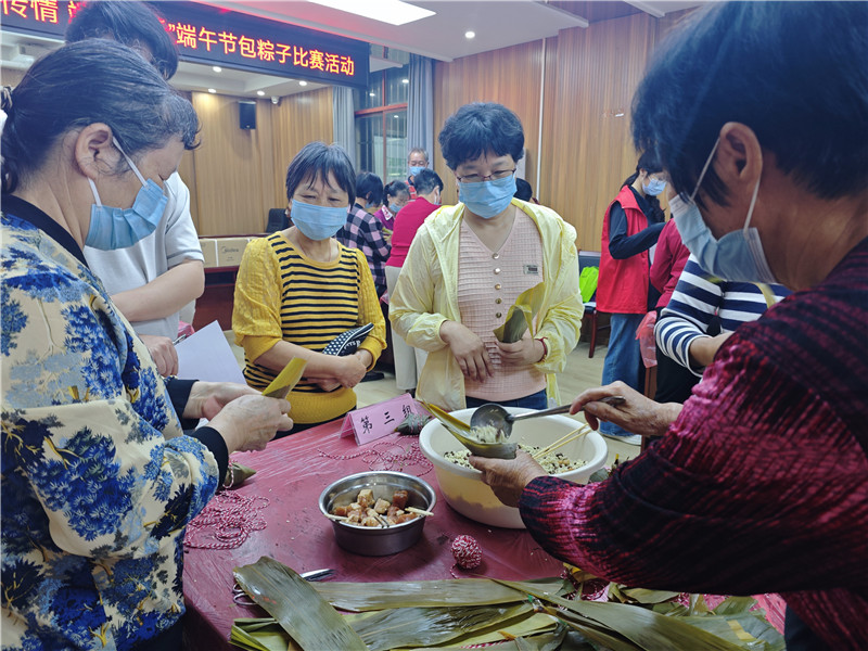 朝陽北社區(qū)“粽香傳情 端午同樂”包粽子比賽現(xiàn)場相片.jpg