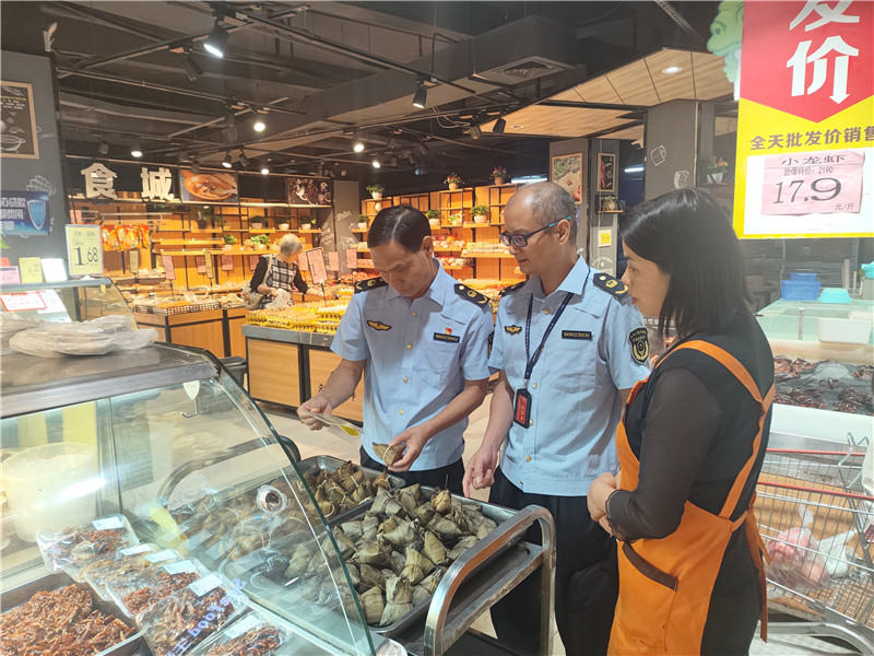 執法人員對超市節日熱銷食品開展專項檢查.jpg