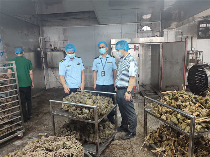 執法人員深入轄區粽子生產企業開展檢查.jpg