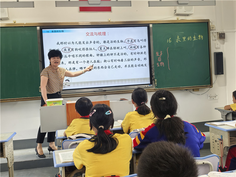 陳云香老師上語文課《表里的生物》.jpg
