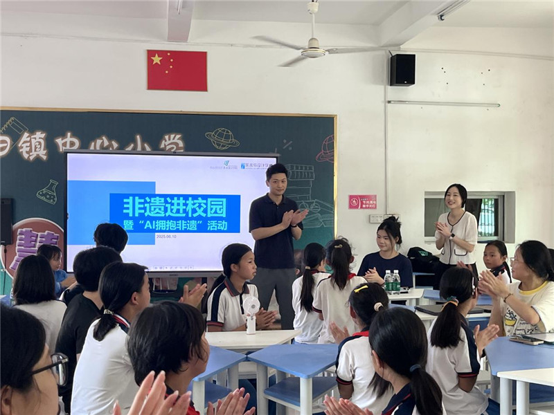大學(xué)生志愿者向孩子們介紹非遺項(xiàng)目1.jpg