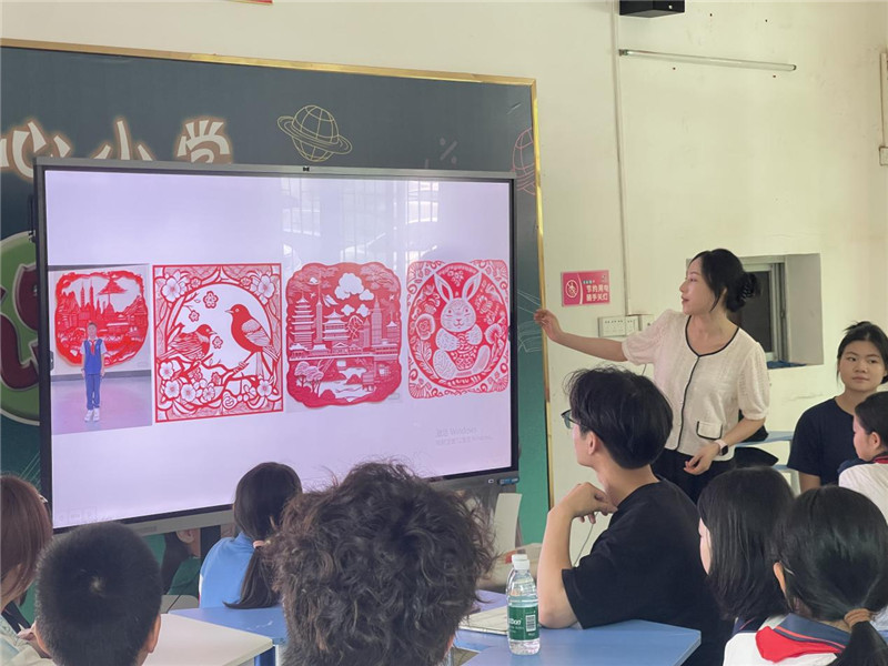 大學(xué)生志愿者向孩子們介紹非遺項(xiàng)目2.jpg
