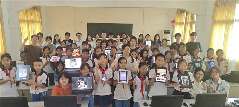 學生們展示AI非遺作品設計.jpg