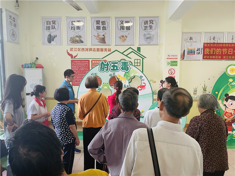 老人們參加居家養(yǎng)老中心活動現(xiàn)場1.jpg