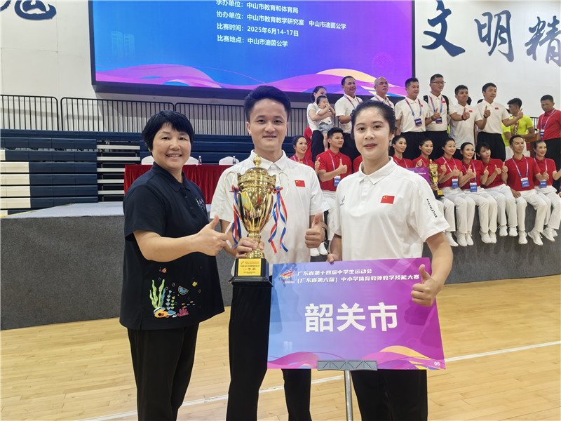 潘智鵬老師（中）榮獲個(gè)人一等獎(jiǎng)第一名，林秋麗老師（右）榮獲二等獎(jiǎng).jpg