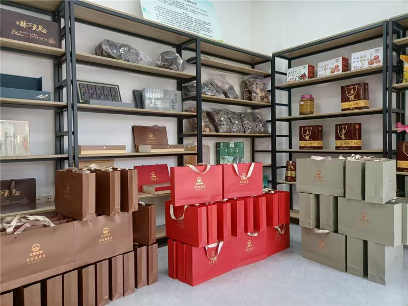 江灣農業公司里陳列的靈芝茶產品及其包裝禮盒.jpg