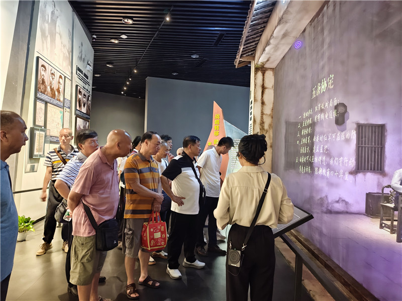 黨員在講解員帶領下參觀學習.jpg